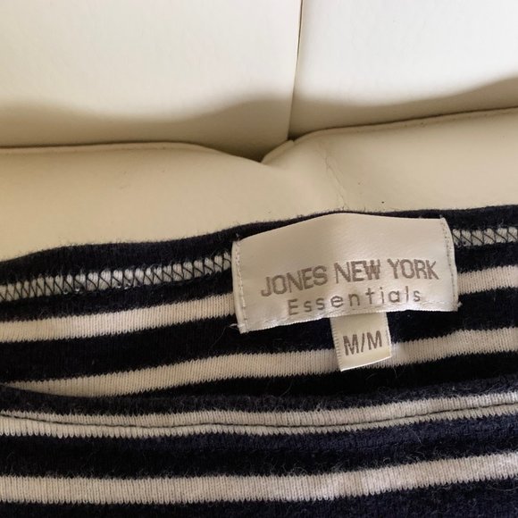 Jones New York Essentials, Sweater, Boat neck, size medium, 3/4 Sleeve. B/W. - Picture 5 of 6